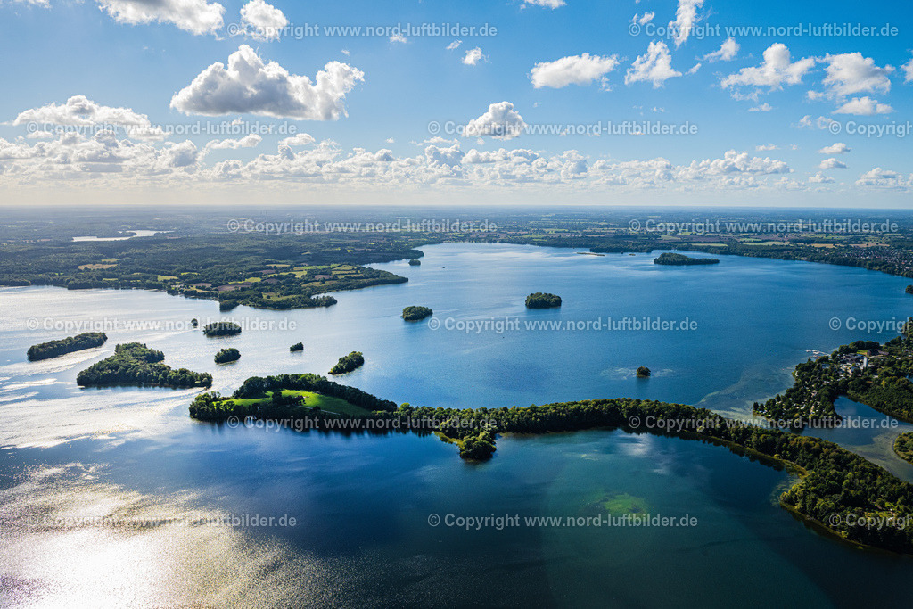 Plön_Prinzeninsel_Plöner_See_ELS_2631200922 | PLöN 20.09.2022 See- Insel auf dem Großen Plöner See in Plön im Abendlicht im Bundesland Schleswig-Holstein. Weiterführende Informationen bei: Plöner Motorschifffahrt GmbH,  Prinzeninsel Betriebs-GmbH,  Tourist Info Großer Plöner See,  Zweckverband Tourismuszentrale Holsteinische Schweiz. // Sea island on the Grosser Ploener See in Ploen in the evening light in the state of Schleswig-Holstein. Further information at: Ploener Motorschifffahrt GmbH,  Prinzeninsel Betriebs-GmbH,  Tourist Info Grosser Ploener See,  Zweckverband Tourismuszentrale Holsteinische Schweiz. Foto: Martin Elsen