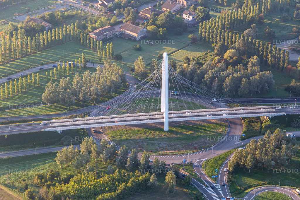 Luftbild: Brücke Vela di Calatrava SÜD in Reggio nell’Emilia im Bundesland Reggio Emilia in Italien. Foto: IMG_134818.jpg vom 20.09.2022 durch Werner Riehm/FLY-FOTO.deTURISMO.COMUNE.RE.IT