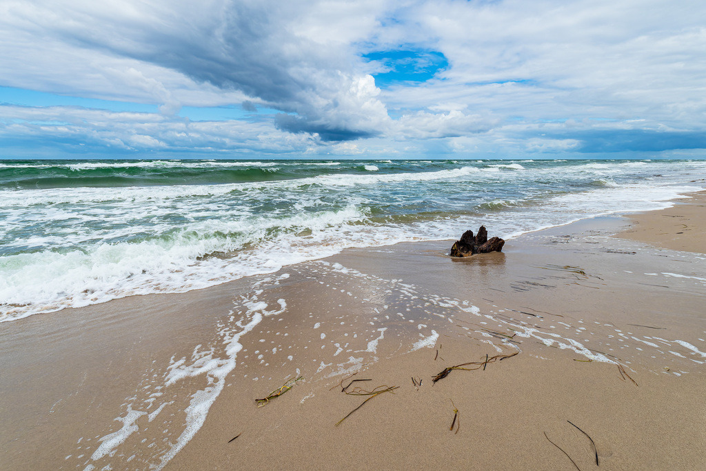 Der Weststrand mit Wellen und Wolken auf dem Fischland-Darß | Der Weststrand mit Wellen und Wolken auf dem Fischland-Darß.