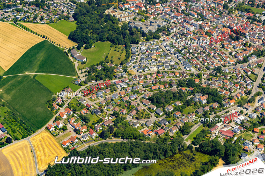 Aktuelles Luftbild von  Aulendorf - Die Luftaufnahme wurde 2022 mittels UL-Flugzeug erstellt ( keine Drohne ) - hochauflösende Kamera-Systeme von  Canon -Beste Qualität - Für grossformatige Ausdrucke geeignet. Die Geschenkidee !