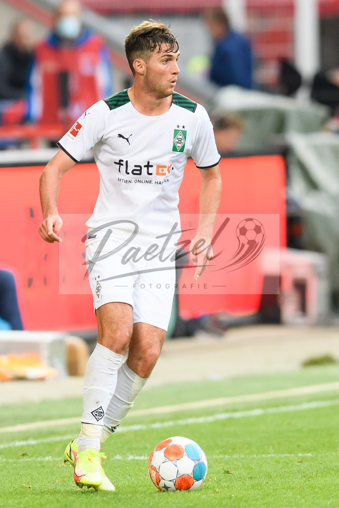 FCUBMG20210829_232 | Fussball, Herren: Joe Scally (Borussia Moenchengladbach) in Aktion, am Ball, Einzelaktion beim Spiel der 1. Bundesliga zwischen 1. FC Union Berlin und Borussia Moenchengladbach im Stadion An der Alten Foersterei am 29.08.2021 in Berlin, Deutschland. - Realisiert mit Pictrs.com