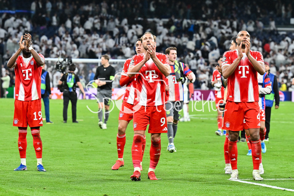 Real Madrid - FC Bayern München | MADRID, SPAIN - 07. APRIL: Bayern Munich celebrating with the Fans after the UEFA Champions League match between Real Madrid vs. FC Bayern Munich on Quarterfinal first leg at Estadio Santiago Bernabeu / Alphonso DAVIES (FC Bayern Munich 19), Jamal MUSIALA (FC Bayern Munich 10), Harry KANE (FC Bayern Munich 9), Jonathan TAH (FC Bayern Munich 4)