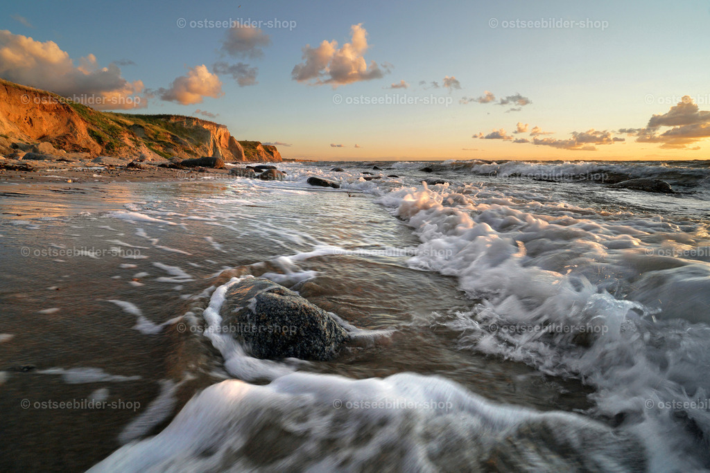 Schaumkronen am Ostseestrand im Licht der untergehenden Abendsonne | Die letzten Sonnenstrahlen des Tages liegen auf den Wellen am Ostseestrand.