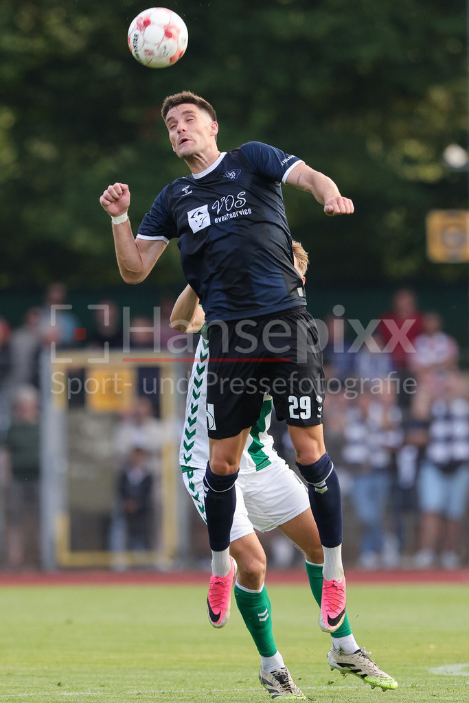 Fussball, Regionalliga Nord, SV Werder Bremen II - VfB Oldenburg | Mats Facklam (VfB Oldenburg, 29) beim Kopfball, Aktion, Action, Spielszene