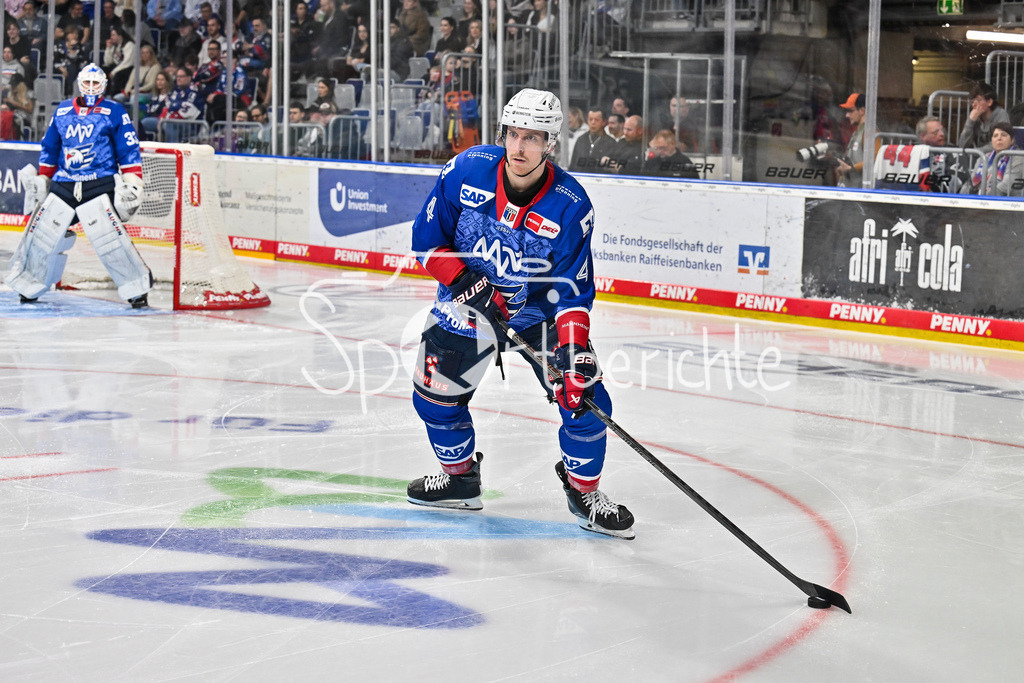 Adler Mannheim - Augsburger Panther | MANNHEIM, DEUTSCHLAND - 25. FEBRUAR: am Puck Dan RENOUF (Adler Mannheim 4) / Einzelfoto / Freisteller während dem Match zwischen den Adler Mannheim und den Augsburger Panthern am 45. Spieltag der Penny DEL in der SAP Arena