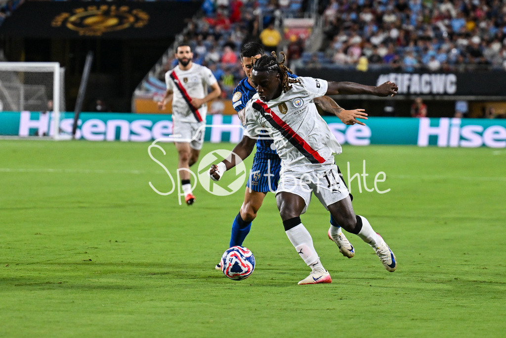 Manchester City - Al-Hilal SFC | im Duell Joao CANCELO (Al-Hilal 20) und Jeremy DOKU (Manchester City 11) / Zweikampf / FIFA Club World Cup: Manchester City - Al-Hilal SFC, Camping World Stadium am 30.06.2025 / NOT FOR SALE IN USA