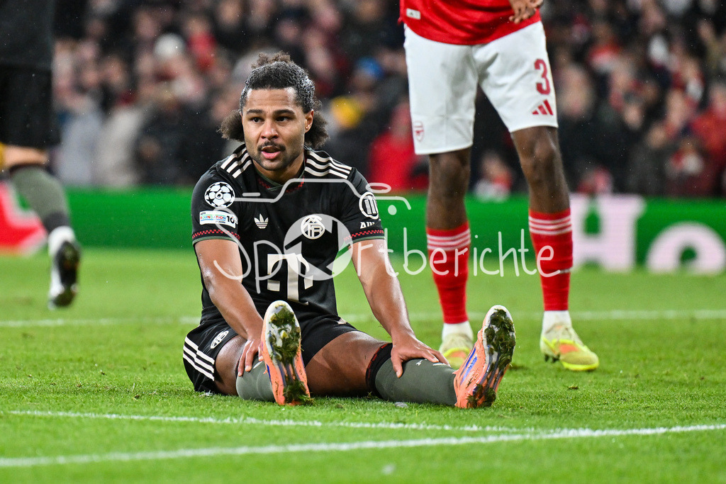 Arsenal FC - FC Bayern München | LONDON, ENGLAND - 26. NOVEMBER: Serge GNABRY (FC Bayern Munich 7) ärgert sich nach einer vergebenen Chance beim Ligaspiel zwischen Arsenal London und dem FC Bayern München am 5. Spieltag der UEFA Champions League im Emirates Stadium am 26.11.2025