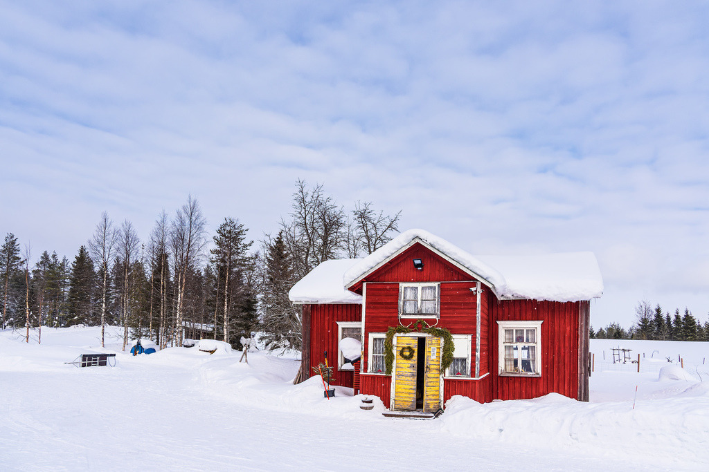 Landschaft mit Schnee und Holzhütte im Winter in Kuusamo, Finnland | Landschaft mit Schnee und Holzhütte im Winter in Kuusamo, Finnland.