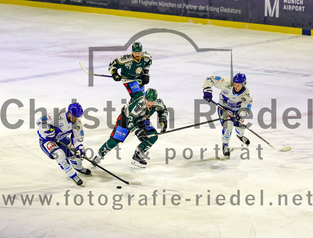 2026-01-23_041_TSV_Erding_gegen_SC_Riessersee | Erding, Deutschland, 23.01.2026:Eishockey, Oberliga Süd 2025 / 2026, 40. Spieltag, TSV Erding gegen SC Riessersee, Endergebnis: 6:5 n.V.Marco Pfleger (Erding Gladiators, #47), Pascal Steck (Erding Gladiators, #73), Tobias Echtler (SC Riessersee, #20)Foto: Christian Riedel / fotografie-riedel.net