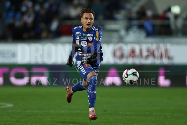 TSV Egger Glas Hartberg vs SV Oberbank Ried – Austrian Bundesliga Match | The image shows Lukas Fridrikas (Hartberg) run with the ball, at the Bundesliga match TSV Hartberg vs SV Ried at Profertil Arena Hartberg. 22.11.2025