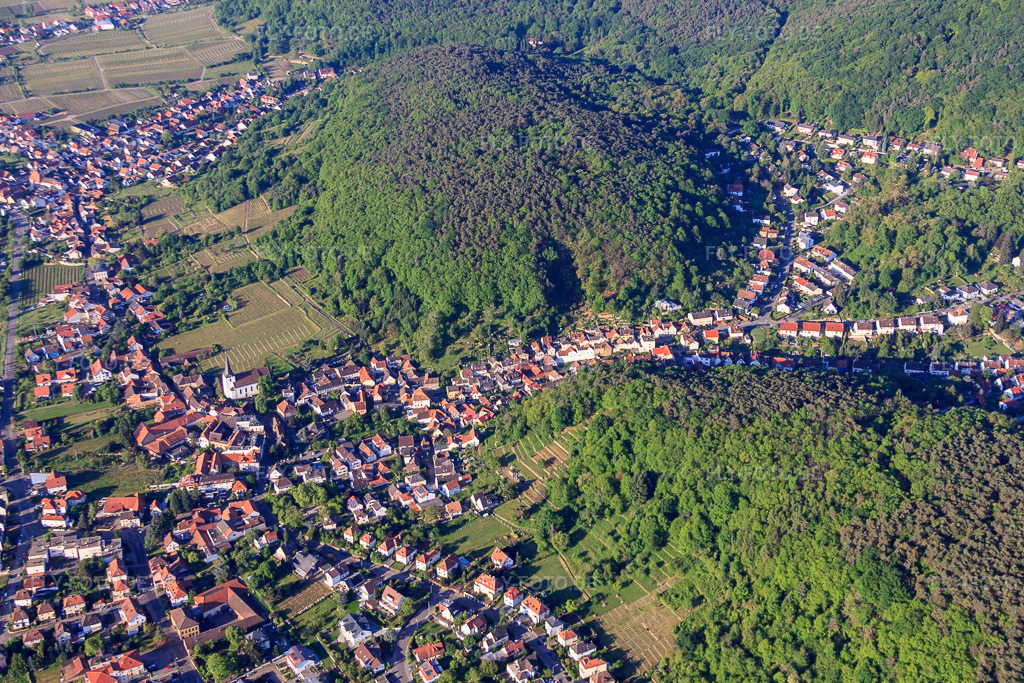 Luftbild: Ortsansicht von Norden im Ortsteil Hambach an der Weinstraße in Neustadt im Bundesland Rheinland-Pfalz in Deutschland. Foto: IMG_64684.jpg vom 04.05.2014 durch Werner Riehm/FLY-FOTO.deAuflösung des Originals: 4752 x 3168 px