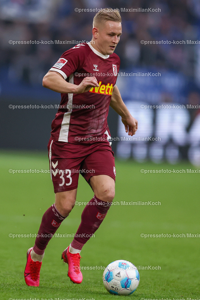 Schalke10112402134 | 10.11.2024, Fußball, FC Schalke 04 - SSV Jahn Regensburg, 2. Fußball Bundesliga, Veltins-Arena Gelsenkirchen, Saison 2024 2025: Kai Pröger (Jahn-Regensburg #33) DFB regulations prohibit any use of photographs as image sequences and or quasi-video.