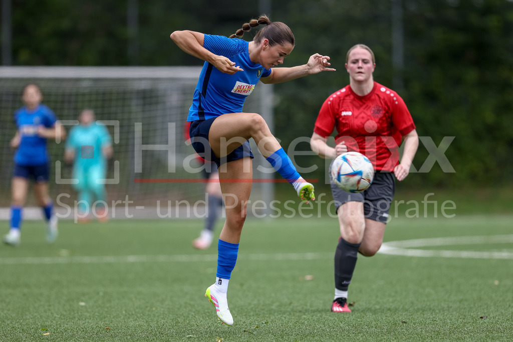 Fussball, Aufstiegsrunde Regionalliga Nord Frauen, FC Union 60 - SC Victoria Hamburg | Finja Paape (SC Victoria Hamburg, 17) bei der Ballannahme, Spielszene, Dynamik, Aktion, Action