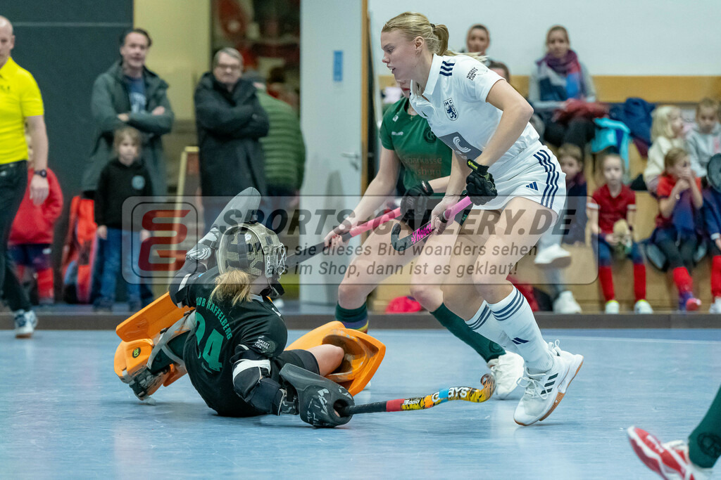 HK_20240113_107941 | 1. Bundesliga Damen Düsseldorfer HC - Club Raffelberg am 13.1.2024 DHC Halle, Düsseldorf , Sophia Wegener Torfrau ( Club Raffelberg #24 ) , Lilly Stoffelsma ( Düsseldorfer HC #50 )