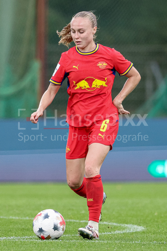 Fussball, Google Pixel Frauen-Bundesliga, SV Werder Bremen - RB Leipzig | Lou-Ann Joly (RB Leipzig, 6) am Ball, Freisteller, Einzelbild, Ganzkörper, Aktion, Action, Spielszene, DIE DFB-RICHTLINIEN UNTERSAGEN JEGLICHE NUTZUNG VON FOTOS ALS SEQUENZBILDER UND/ODER VIDEOÄHNLICHE FOTOSTRECKEN. DFB REGULATIONS PROHIBIT ANY USE OF PHOTOGRAPHS AS IMAGE SEQUENCES AND/OR QUASI-VIDEO.