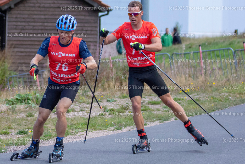 Deutsche Meisterschaften Biathlon | Deutsche Meisterschaften Biathlon, Speziallanglauf Maenner am 14.09.2018 in der DKB SKI ARENA in Oberhof, (Deutschland)

Bild: Schempp Simon vom SZ Uhingen / Zoll (77)
Lesser Erik vom SV Frankenhain / BwO (76) - Realisiert mit Pictrs.com