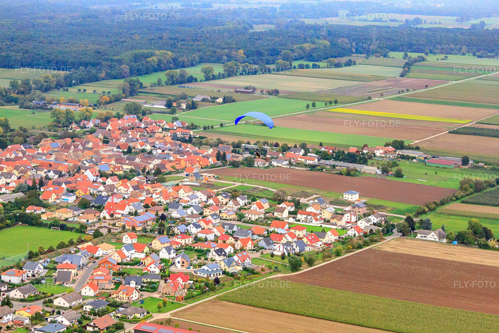 Luftbild: Dorfansicht von Südwesten in Gommersheim im Bundesland Rheinland-Pfalz in Deutschland. Foto: IMG_60123.jpg vom 08.10.2013 durch Werner Riehm/FLY-FOTO.de