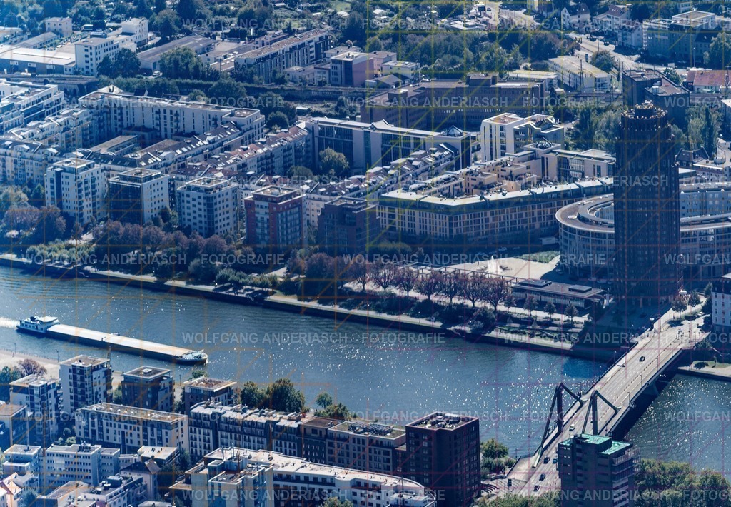 R3B_0184_wa_fra_fra_skyline_wa_finish | Die Frankfurter Skyline erhebt sich kraftvoll aus der Stadt und erzählt von Dynamik, Vision und urbanem Leben. Aus der Vogelperspektive verschmelzen Architektur, Licht und Struktur zu einem Moment voller Energie und Klarheit. Frankfurt zeigt sich hier als pulsierendes Zentrum zwischen Ruhe und Bewegung – modern, stark und zeitlos.
Aufgenommen über Frankfurt am Main. - Realisiert mit Pictrs.com
