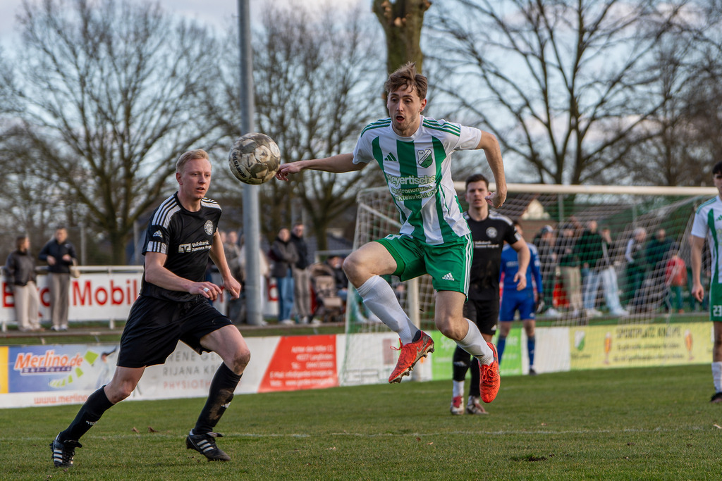 Fußball I Herren I Saison 2025-2026 I Bezirksliga Weser-Ems 4 I 21. Spieltag I TuS Lutten - SW Osterfeine I 4455 | jns.sportfotos - Realisiert mit Pictrs.com
