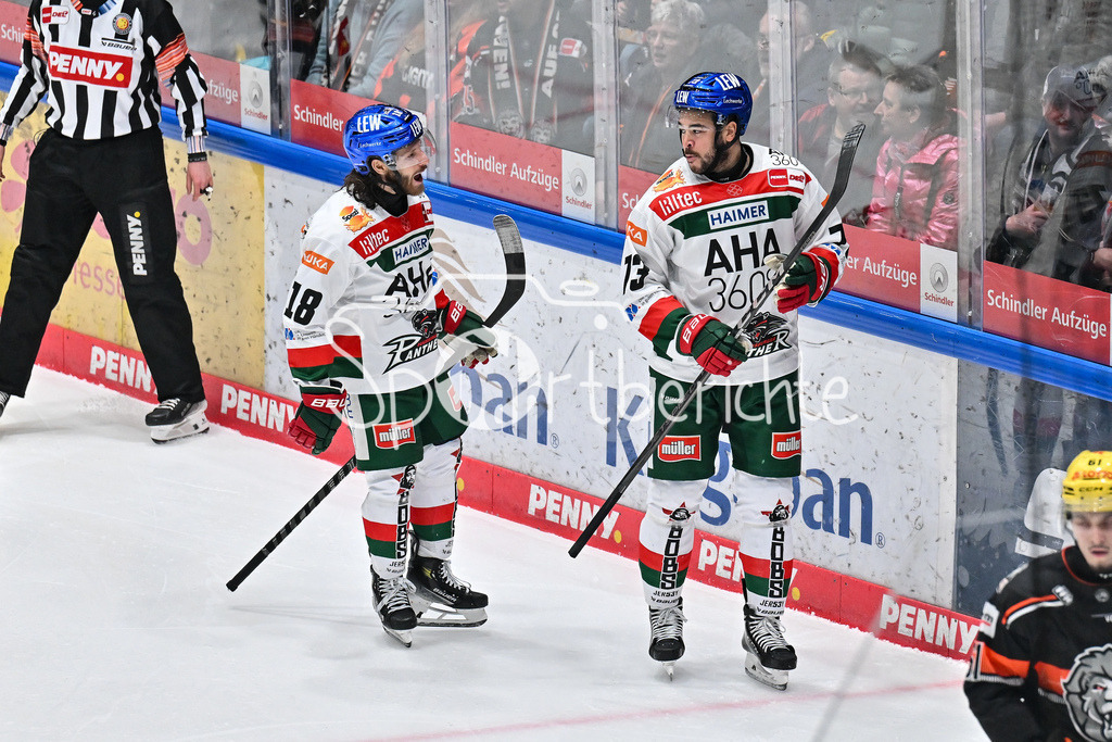 Löwen Frankfurt -Augsburger Panther | Jubel der Gaeste nach dem Treffer zum 3-4 durch Nicholas BAPTISTE (Augsburger Panther 73) / Freude / Happy / Tor / Torschuetze / DEL: Loewen Frankfurt - Augsburger Panther, Eissporthalle Frankfurt am 14.02.2025