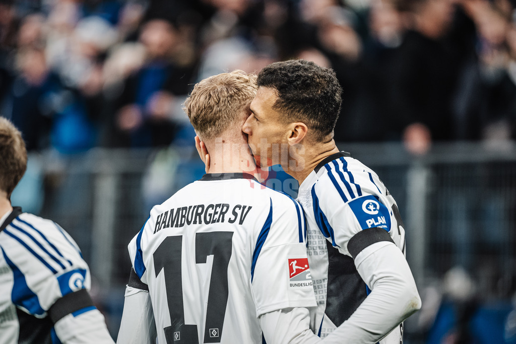 Fußball | Männer | Saison 2024/2025 | 2. Fußball-Bundesliga | 17. Spieltag | Hamburger SV vs. SpVgg Greuther Fürth | 21.12.2024 | v.l. Adam Karabec (#17, HSV) wird von Davie Selke (#27, HSV) geküsst