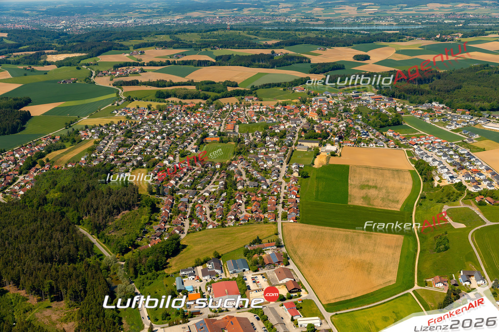 Das Luftbild zeigt :  Adlkofen - Die Luftaufnahme wurde 2024 vom UL-Flugzeug aus erstellt ( keine Drohne ) - Hochauflösende Luftaufnahme - Für grossformatige Ausdrucke geeignet. Die Geschenkidee !Mit Lizenz und Bildrechte bestellbar
