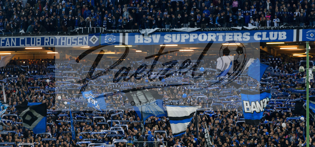 HSVSCF20220419_423 | Fussball, Herren: . Fans von Hamburger SV beim DFB-Pokal-Halbfinalspiel zwischen Hamburger SV und SC Freiburg im Volksparkstadion am 19.04.2022 in Hamburg, Deutschland.DFB / DFL REGULATIONS PROHIBIT ANY USE OF PHOTOGRAPHS AS IMAGE SEQUENCES AND/OR QUASI-VIDEO. - Realisiert mit Pictrs.com