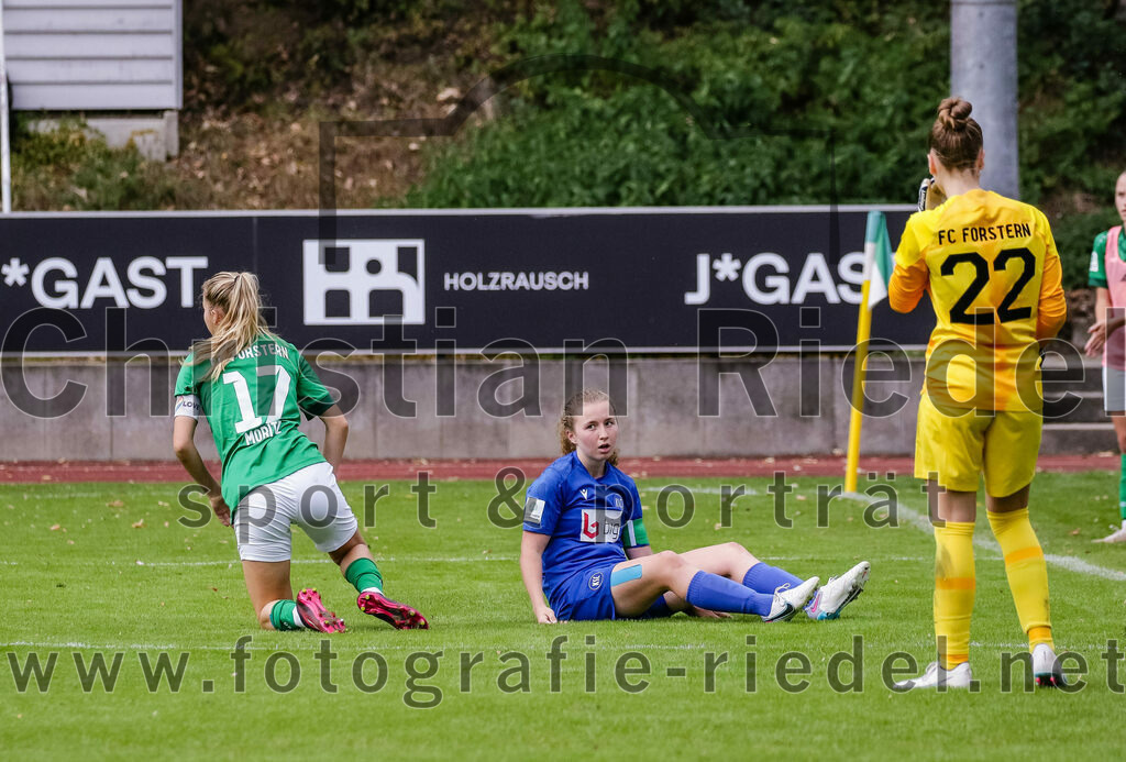 2023-10-07_030_FC_Forstern_gegen_Karlsruher_SC | Forstern, Deutschland, 07.10.2023:
Fußball, B-Juniorinnen-Bundesliga Süd 2023 / 2024, 4. Spieltag, FC Forstern gegen Karlsruher SC, Endergebnis: 1:1

Yanica Moritz (FC Forstern, #17), Paulina Rothenberger (Karlsruher SC, #9), Torfrau Hannah Eifler (FC Forstern, #22)

Foto: Christian Riedel / fotografie-riedel.net