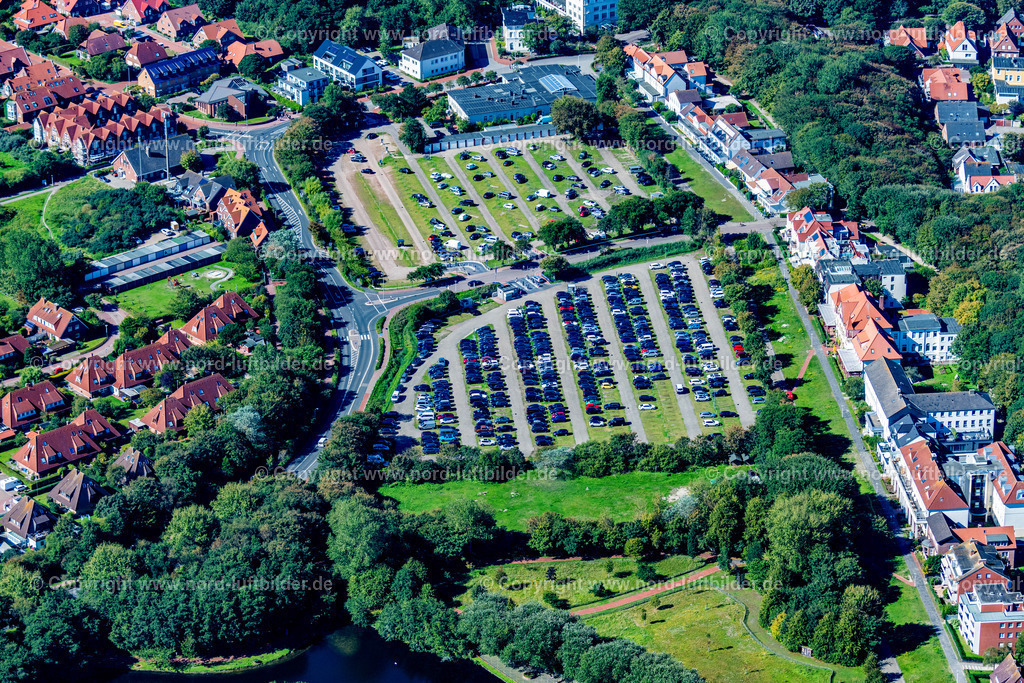 Norderney_Dauerparkplatz_B_Inselparker_ELS_6834050923 | NORDERNEY 05.09.2023 PKW Abstellflächen und Freiflächen der " Dauerparkplatz B " auf Norderney im Bundesland Niedersachsen, Deutschl. // Car parking spaces and open spaces in the "Permanent Parking Lot B" on Norderney in the state of Lower Saxony, Germany. Foto: Martin Elsen