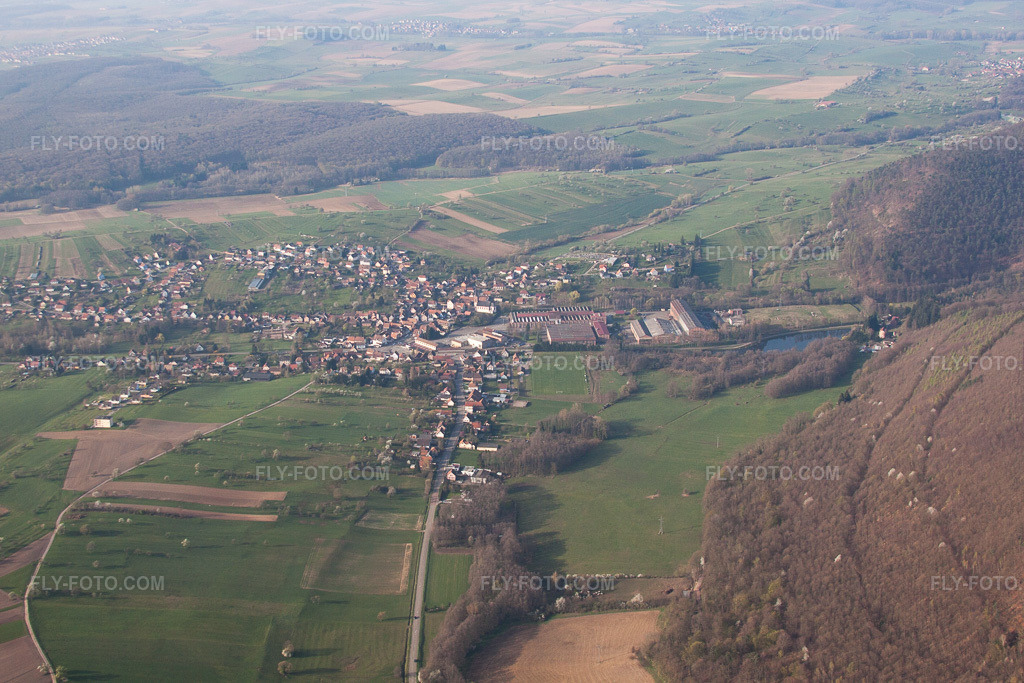 Aerial view: View of the town in Oberbronn in the state Bas-Rhin, France.Photo: IMG_63726.jpg taken on 03/30/2014 by Werner Riehm/FLY-FOTO.comResolution of the original: 4561 x 3040 px