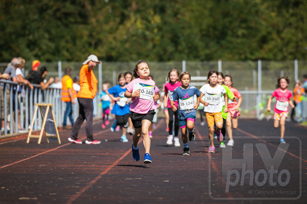16. Hoywoj-CityLauf im Sportforum Hoyerswerda - 16.09.2023 | 1km VBH-Grundschul-Lauf 2. Klassen - Realisiert mit Pictrs.com