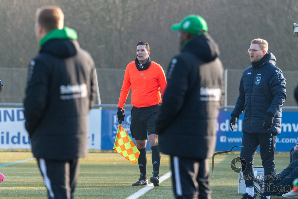 FC Rastede-Hansa Friesoythe | FC Rastede (blau)-Hansa Friesoythe (grün) am 09.02.2025 in Rastede (Sportanlage Kötterswegs), Photo: Philip Eiben 2025 - Realisiert mit Pictrs.com