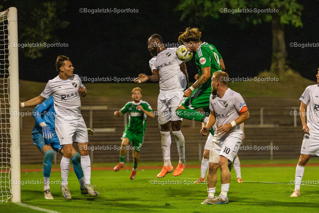 Kopfball Tim Heike | 20.08.2025, Fußball, SC Victoria Mennrath - MSV Duisburg, Niederrheinpokal, Saison 2025/26: Tim Heike (MSV Duisburg #9) bekommt den Ball bei Kopfballversuch ins Gesicht - Realisiert mit Pictrs.com