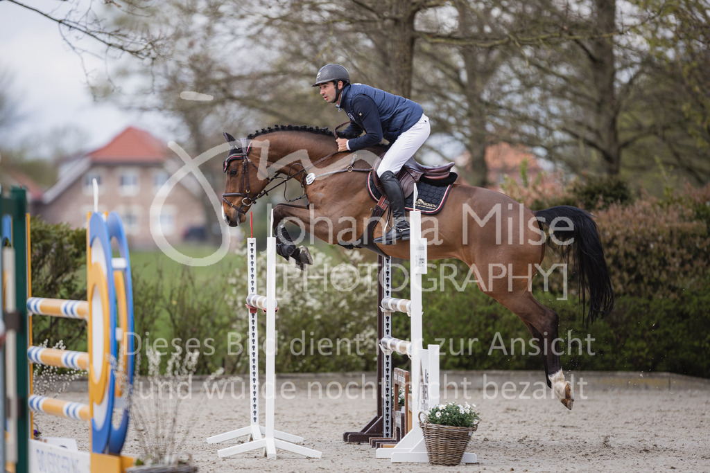 230426_HofSosath_M1-Spr-999 | Deine schönsten Turniermomente als professionelle Fotos! Entdecke hochwertige Pferdesport-Fotografie im Online-Shop. Jetzt Fotos finden & bestellen!