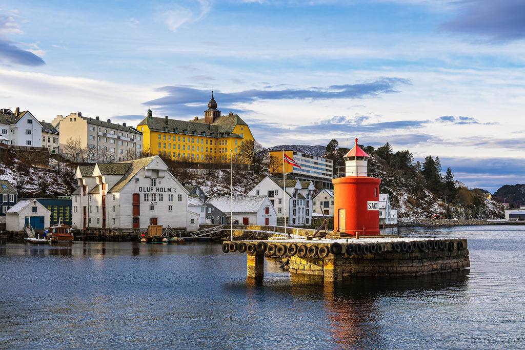 Blick auf die Stadt Ålesund mit Molenturm in Norwegen | Blick auf die Stadt Ålesund mit Molenturm in Norwegen.