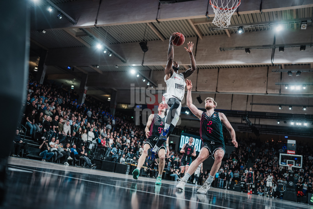 Basketball | Männer | Saison 2023/2024 | easyCredit Basketball Bundesliga | Veolia Towers Hamburg vs. Telekom Baskets Bonn | 03.02.2024 | Vincent King (#13, Veolia Towers Hamburg) beim Korbleger in der letzten Sekunde