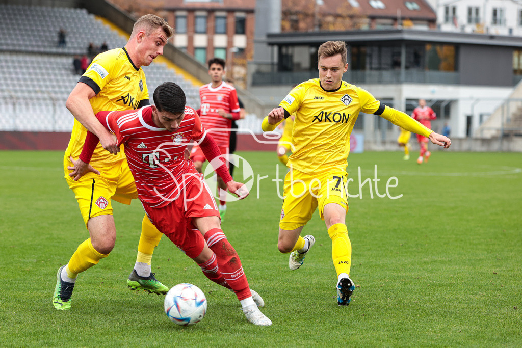FC Bayern Amateure - FC Wuerzburger Kickers | Felix Goettlicher (FWK #15) im Duell mit Yusuf KABADAYI (FCB #7), Thomas HAAS (FWK #7)