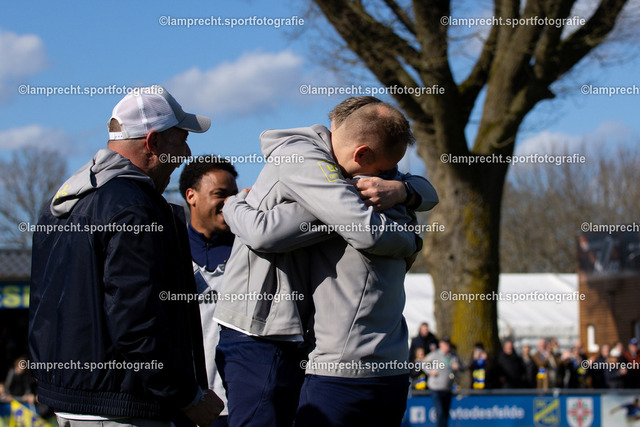 Fußball I Herren I Saison 2025-2026 I SHFV-Lotto-Pokal I Halbfinale I SV Todesfelde - VfB Lübeck 118 | v.l. Björn Sörensen (Trainer, SV Todesfelde), Dirk Hellmann (Co-Trainer, SV Todesfelde) - Realisiert mit Pictrs.com