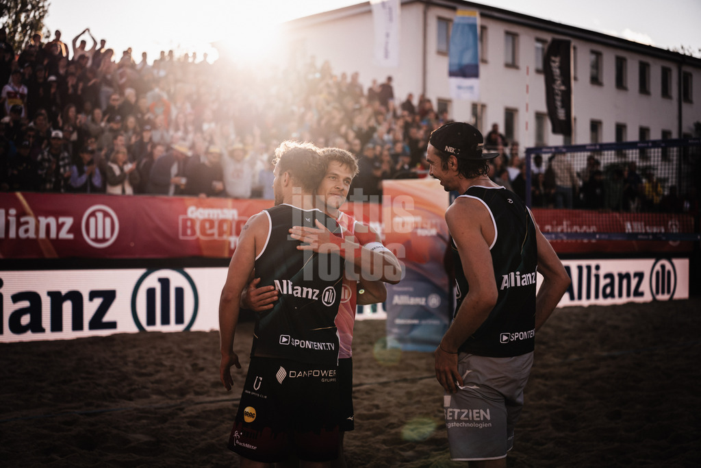 Beachvolleyball | Männer | Allianz German Beach Tour 2025 | Tourstop Berlin | 23.08.2025 | v.l. Eric Stadie-Seeber, Luis Kubo und Jannik Kühlborn beim Shake Hands nach dem Spiel