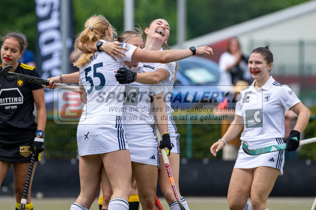 HK_20240511_100687 | 1.Bundesliga Damen Düsseldorfer HC - Harvestehuder THC am 11.5.2024 Düsseldorfer HC, Düsseldorf , Laetitia Graf ( Düsseldorfer HC #55 ) , Friederike Heusgen ( Düsseldorfer HC #8 )