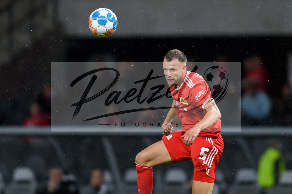 FCUKUO20210826_014 | Fussball, Herren: Marvin Friedrich (1.FC Union Berlin) controls the ball beim Spiel der UEFA Conference League zwischen 1. FC Union Berlin und Kuopion PS im Olympiastadion am 26.08.2021 in Berlin, Deutschland. - Realisiert mit Pictrs.com