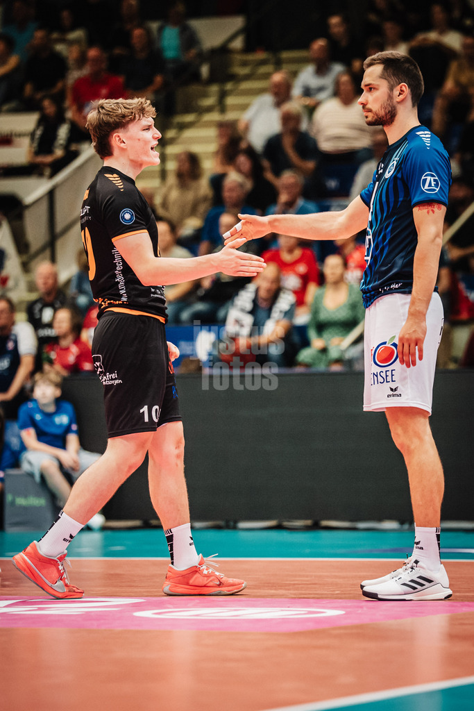 Volleyball | Herren | Saison 2025/2026 | Volleyball Ligacup | VfB Friedrichshafen vs. WWK Volleys Herrsching | 12.10.2024 | v.l. Lucas Huckle (#10, VfB Friedrichshafen) und Tim Peter (#4, VfB Friedrichshafen)