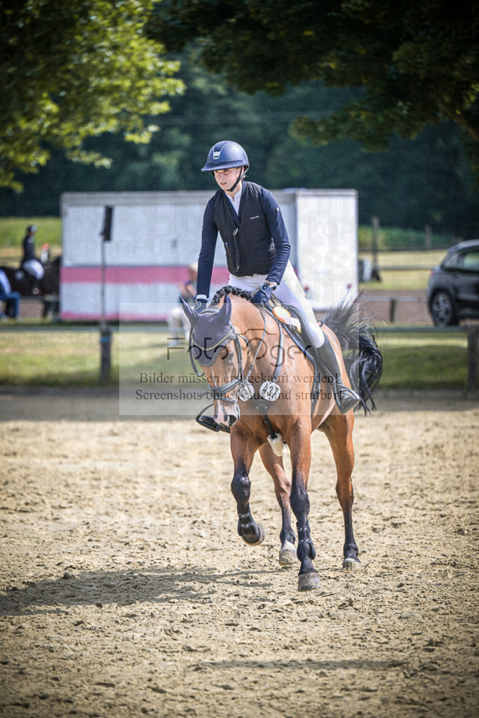 DOS_6577 | Entdecke hochwertige Reitturnierfotos von Foto Oger. Professionell, emotional und authentisch – jetzt Lieblingsmomente im Shop bestellen.Deutschlandweite Turnierfotografie. - Realisiert mit Pictrs.com