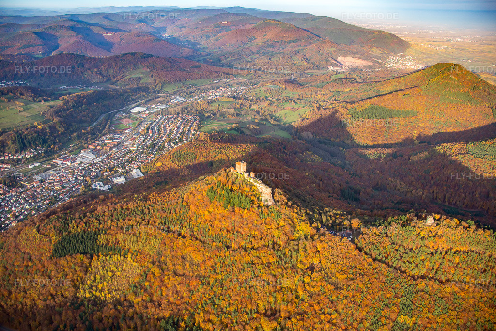 Luftbild: Burg Trifels im Ortsteil Bindersbach in Annweiler im Bundesland Rheinland-Pfalz in Deutschland. Foto: IMG_076402.jpg vom 09.11.2014 durch Werner Riehm/FLY-FOTO.de