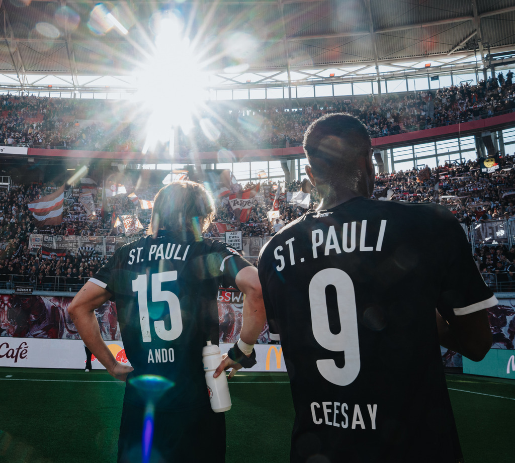 FCS07816 | Der offizielle Shop für FC St. Pauli Fotos. Wähle aus Spielszenen & Fanmomenten dein FCSP Wunschformat. Wir liefern Millerntor-Atmosphäre.