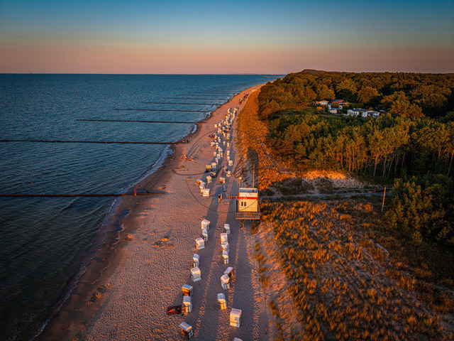 2026-08-08_20-29-32_000 | Strandansicht mit Küste und Strandkörben begleitet von sanftem Abendhimmel und Meeresblick, Zempin, Usedom, Mecklenburg-Vorpommern, Deutschland - Realisiert mit Pictrs.com