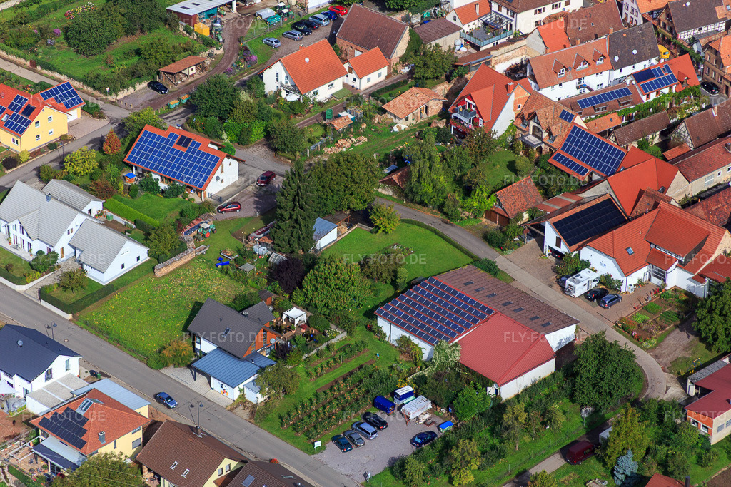 Luftbild: Am Pfarrgarten im Ortsteil Heuchelheim in Heuchelheim-Klingen im Bundesland Rheinland-Pfalz in Deutschland. Foto: IMG_072618.jpg vom 19.09.2014 durch Werner Riehm/FLY-FOTO.deAuflösung des Originals: 5472 x 3648 px
