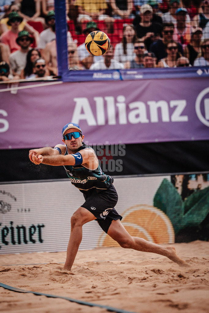 Beachvolleyball | Männer | Allianz German Beach Tour 2025 | Tourstop München | 06.07.2025 | Tilo Rietschel spielt den Ball