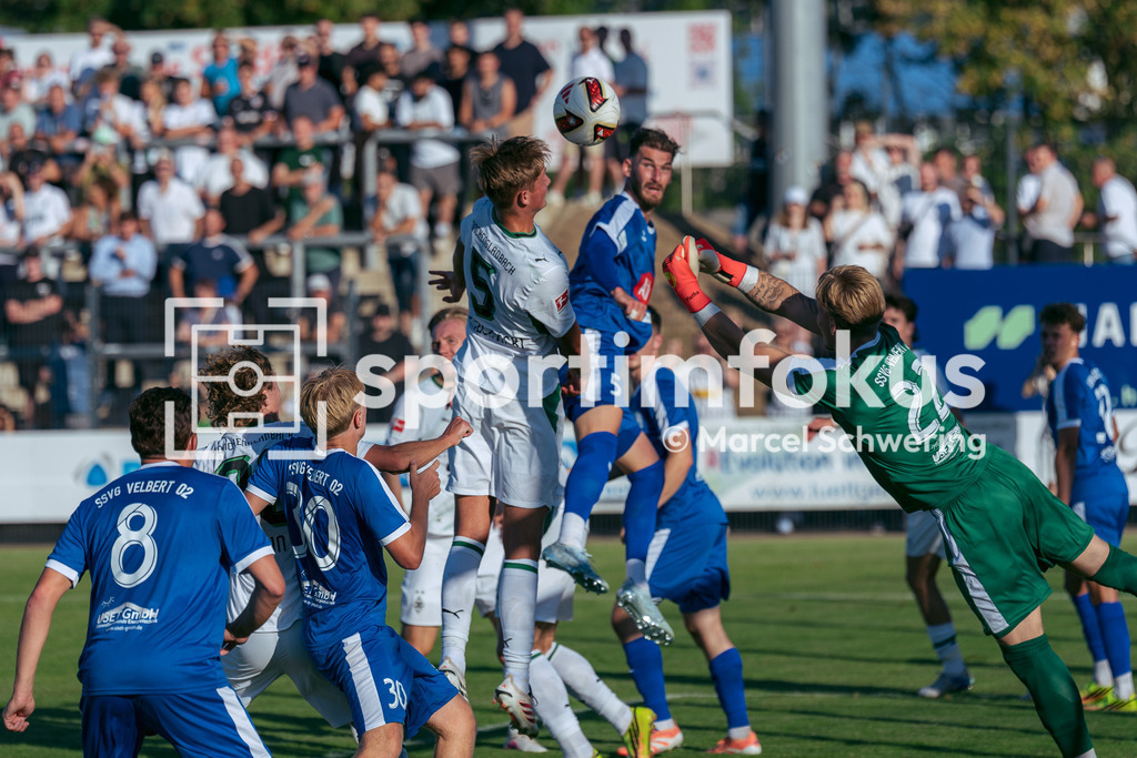 SSVg Velbert 02 – Borussia Mönchengladbach | Jan Leszczynski (Borussia Mönchengladbach) beim Kopfball. Testspiel zwischen der SSVg Velbert 02 und Borussia Mönchengladbach in Velbert, 12.08.2026. Endstand: 0:8. sportimfokus / Marcel Schwering - Realisiert mit Pictrs.com