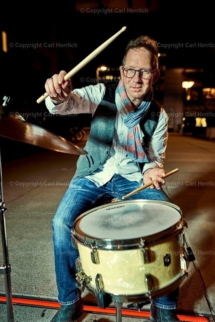 Christoph Freier | High End Portraits. Einzelportrait Paarportrait Gruppenportrait Künstlerportrait Bandportzait Bühnenfotografie Fashion Lifestyle Urbanlife  - Realisiert mit Pictrs.com